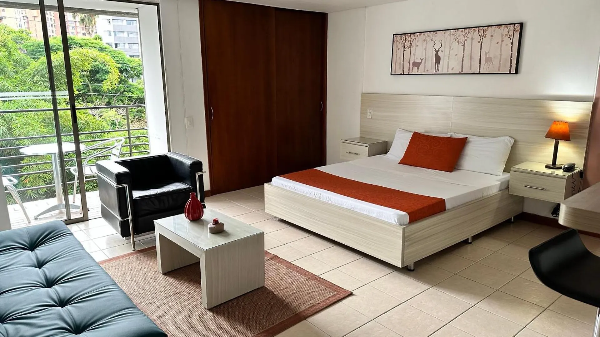 Apartamento Amoblados Medellin Poblado Patio Bonito